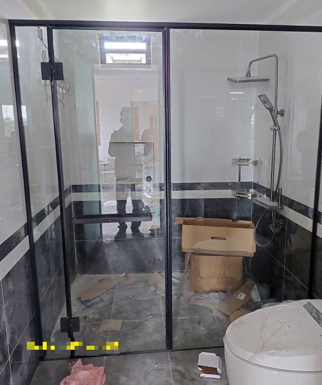 Vách kính phòng tắm