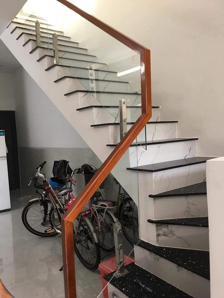 Thi công lan can cầu thang kính