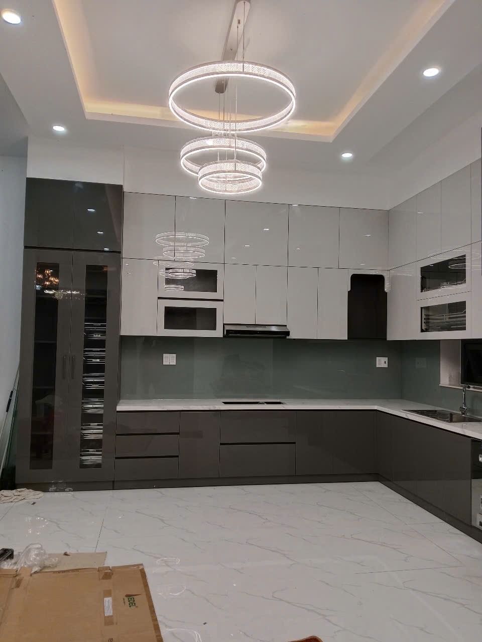 Thi công tủ bếp chữ L  hiện đại