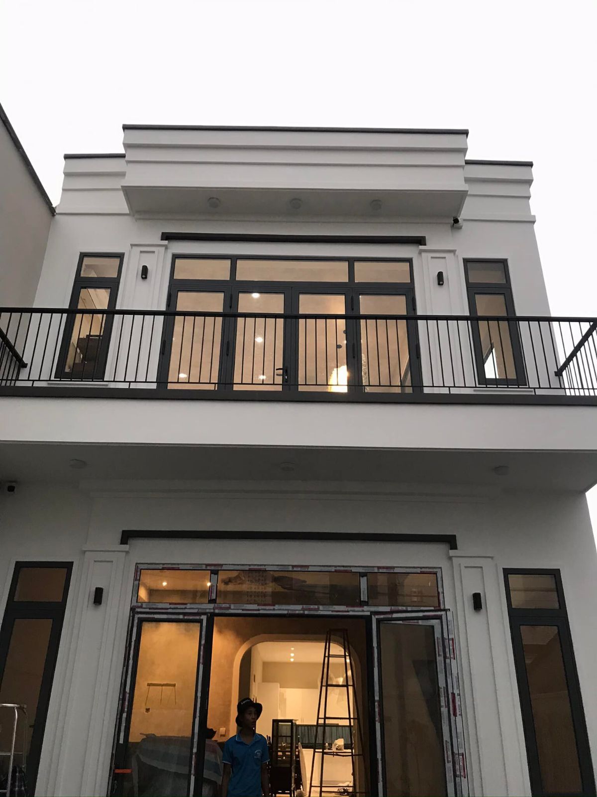 Thi công lắp cửa nhôm kính và lan can 