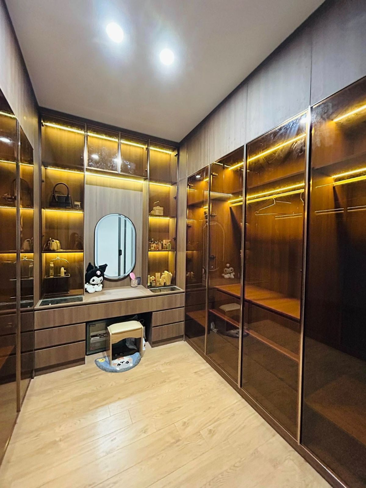 Thi công tủ quần áo cánh kính kết hợp bàn trang điểm 