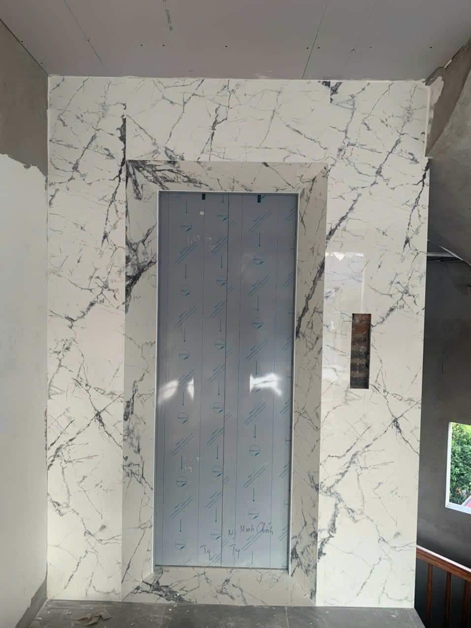 Ốp đá thang máy Marble trắng vân mây