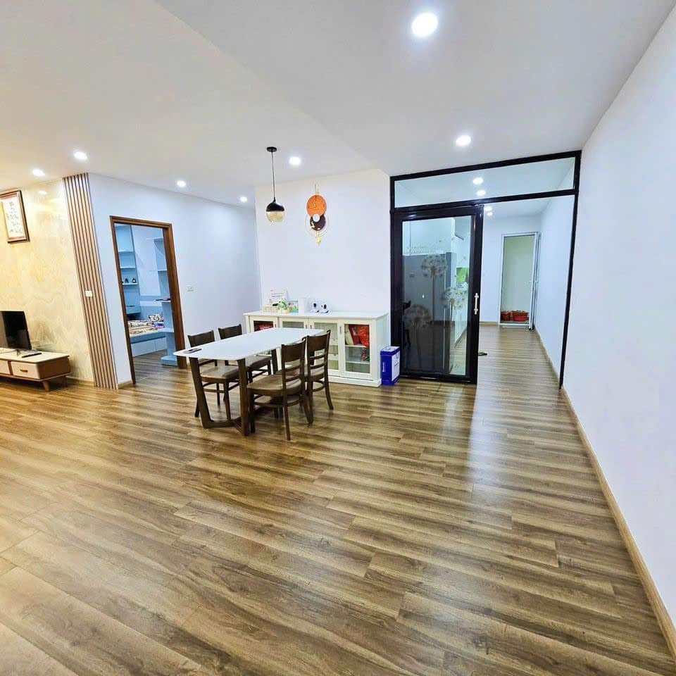 Thi công sàn nhựa dán 