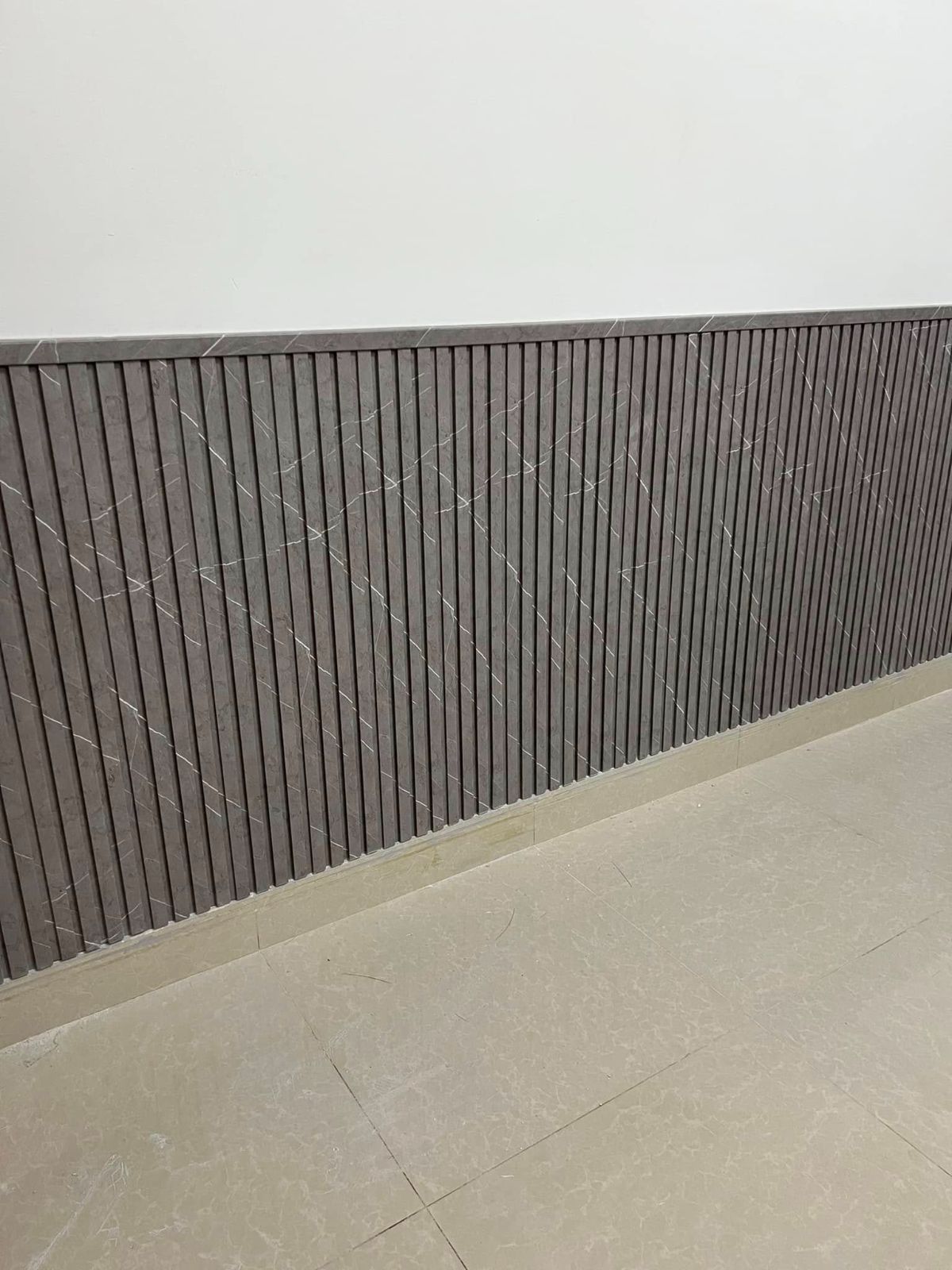 Ốp lam nhựa giả đá màu xám vân trắng