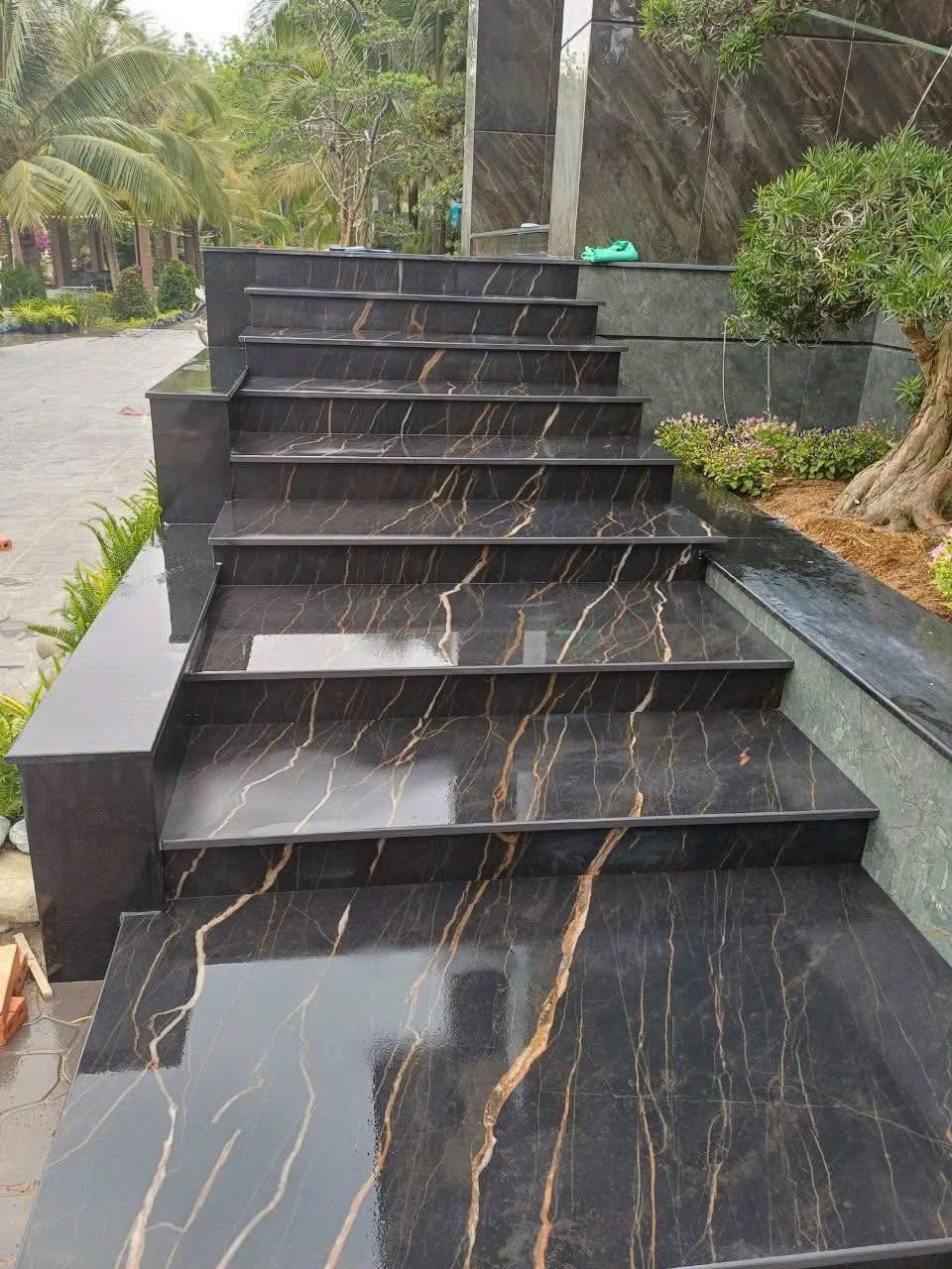 Thi công đá ốp cầu thang 
