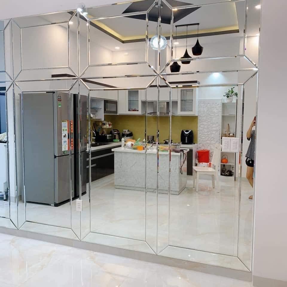 Thi công kính thủy ốp tường 