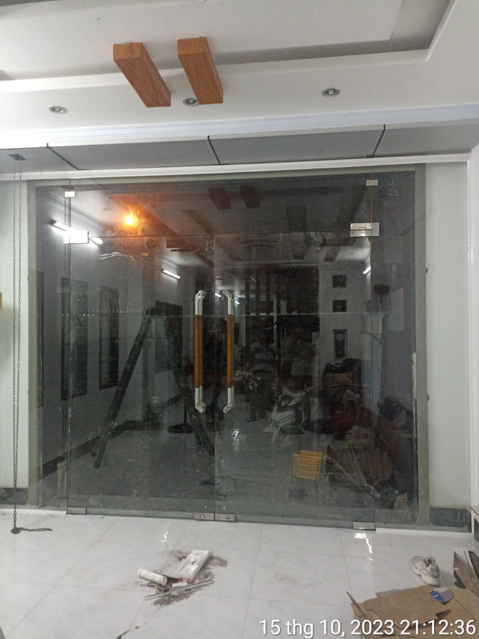 Thi công cửa kính cường lực