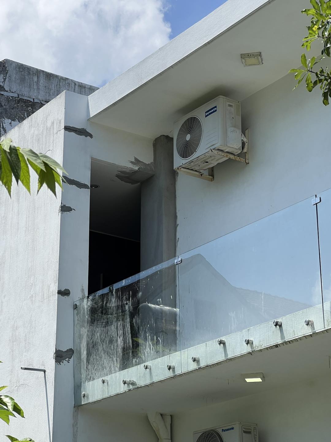 Thi công lan can kính cường lực 