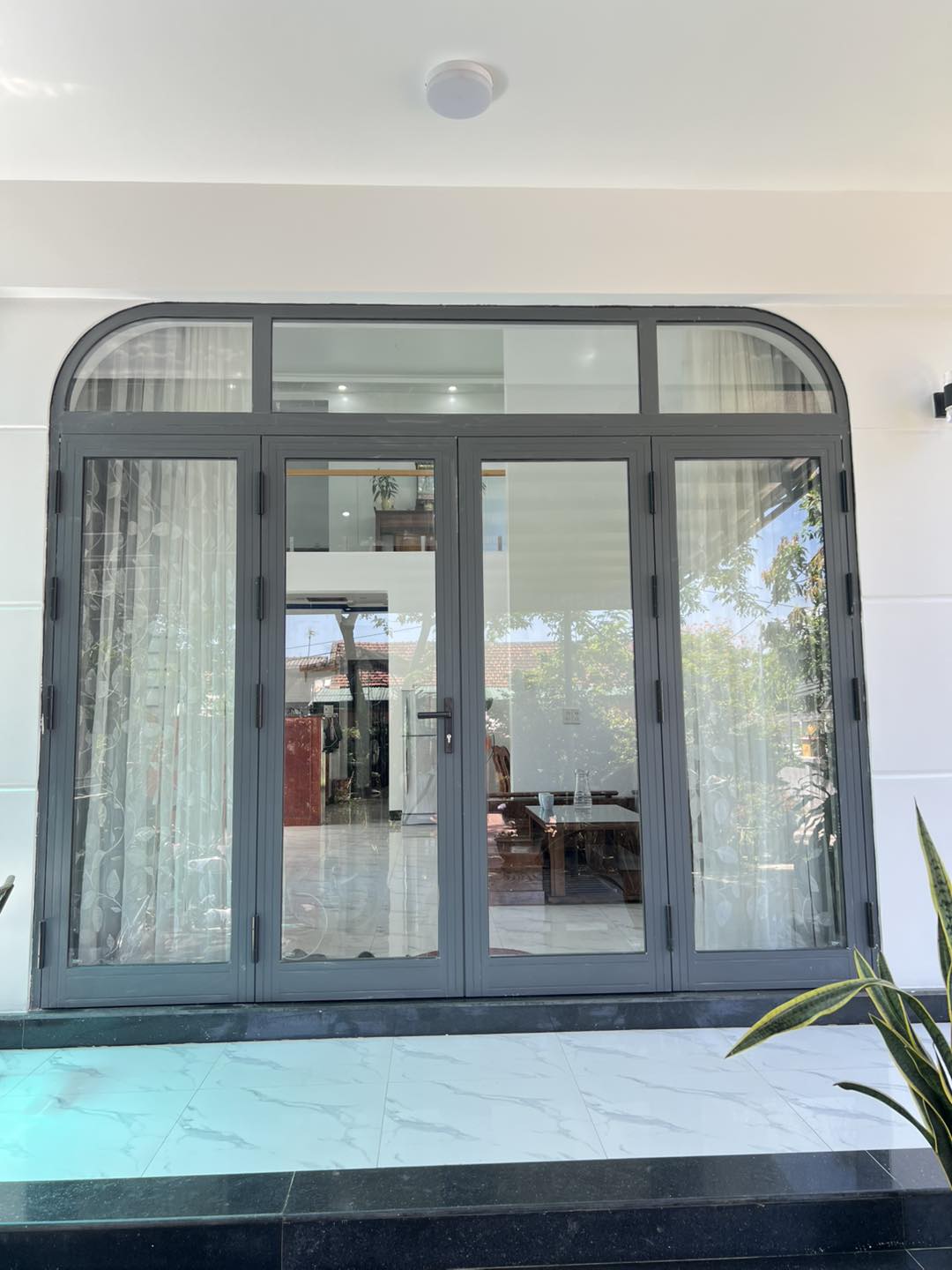 Thi côn cửa nhôm xingfa bo góc 