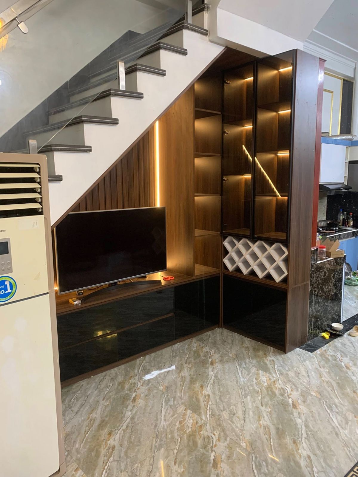 Kệ tivi dưới gầm cầu thang