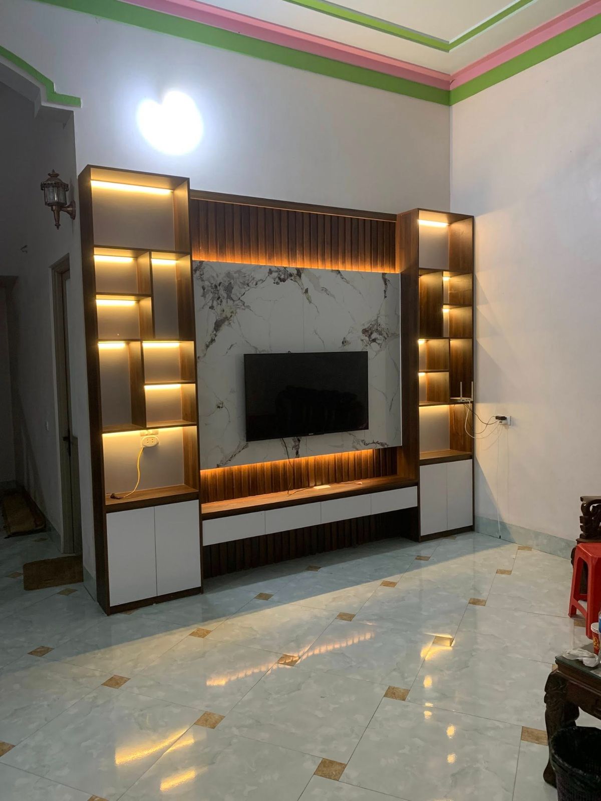 Hoàn thiện kệ vách tivi phòng khách 