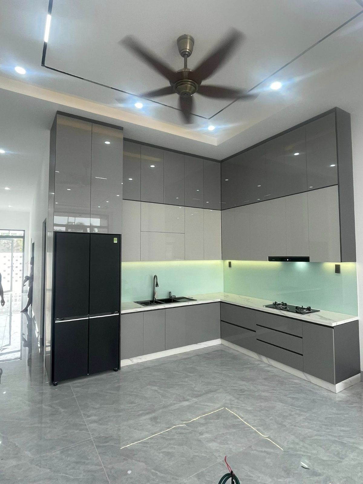 Tủ bếp chữ L hiện đại 