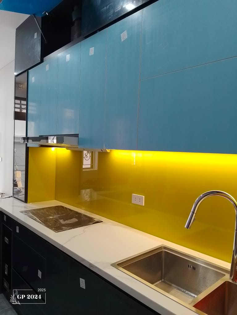 Kính ốp bếp màu vàng 