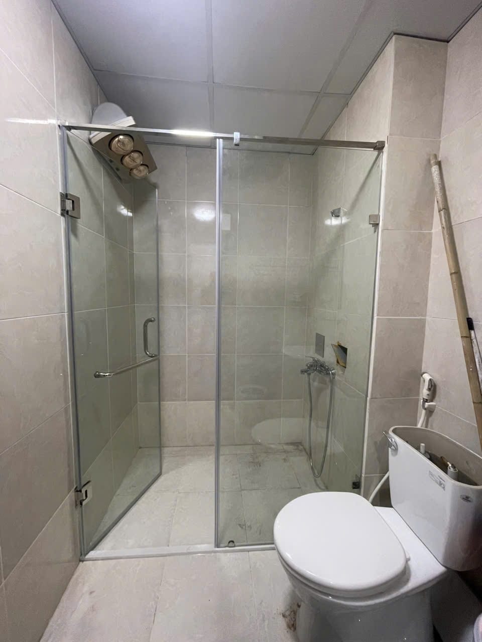 Vách kính ngăn phòng tắm 