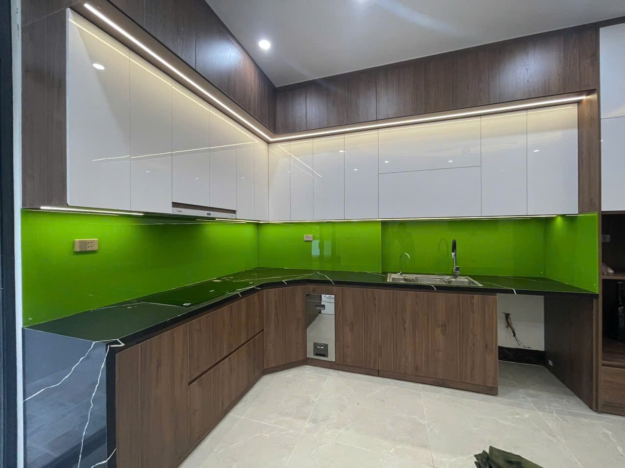 Thi công kính ốp bếp  màu xanh lá 