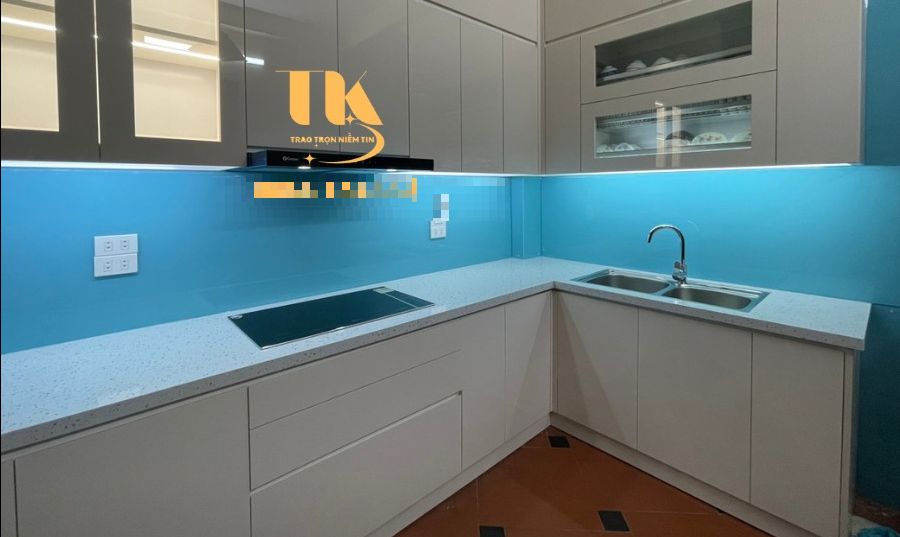 Thi công kính ốp bếp xanh dương 