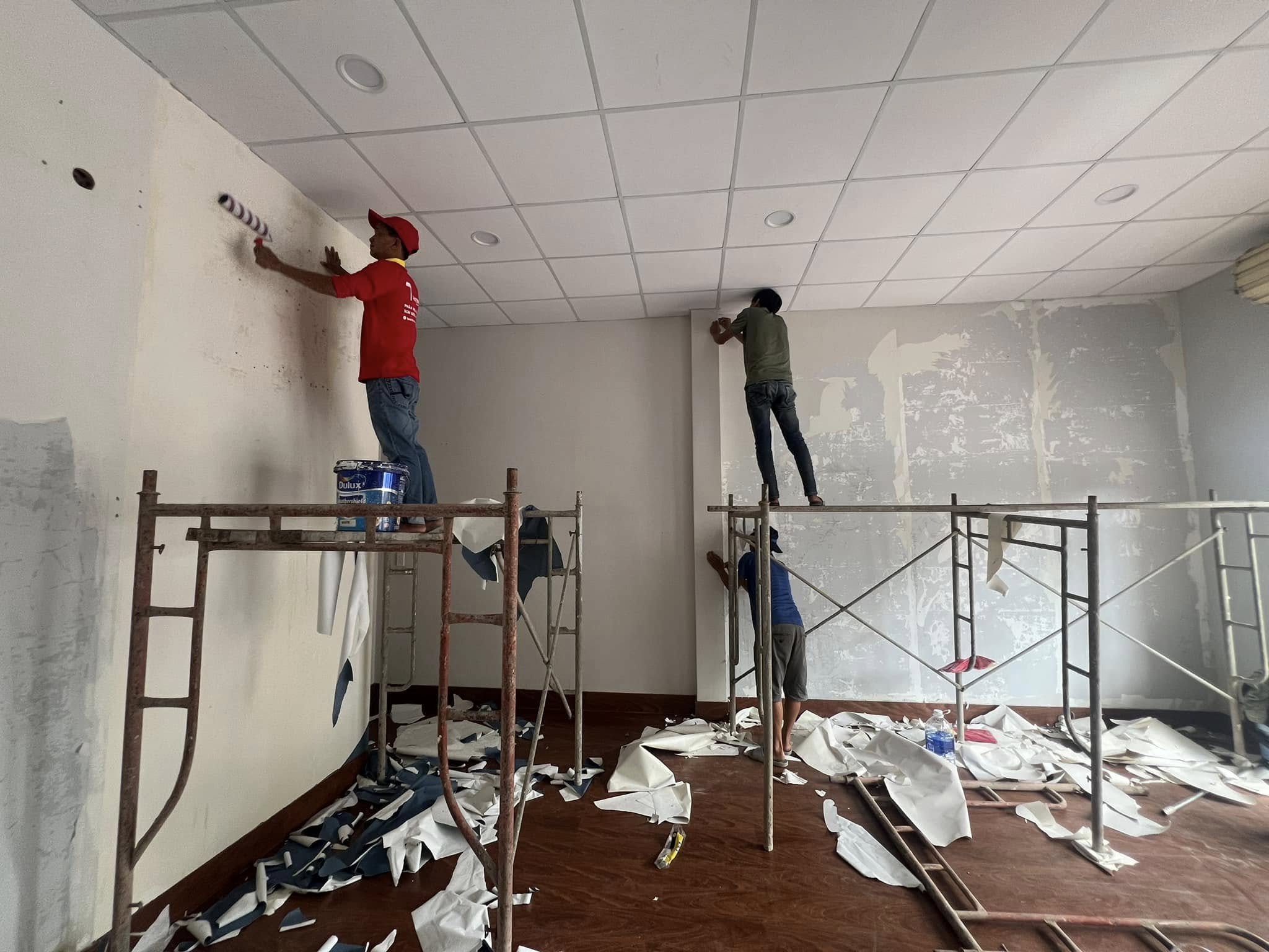 Thi công sơn lại tường 