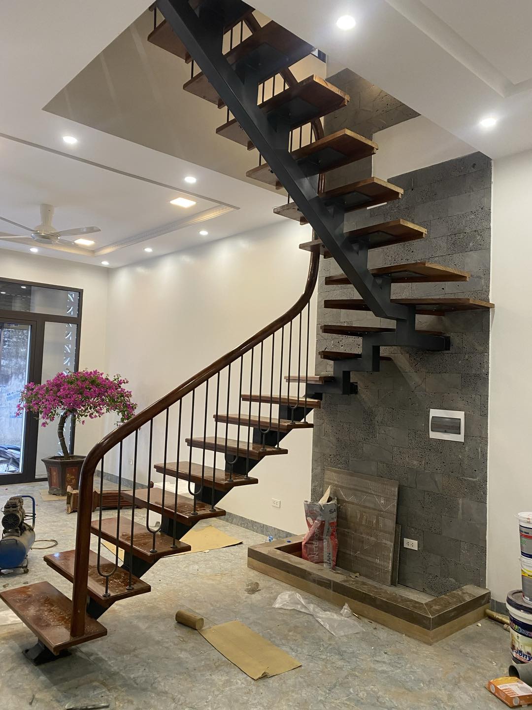 Hoàn thiện cầu thang sắt