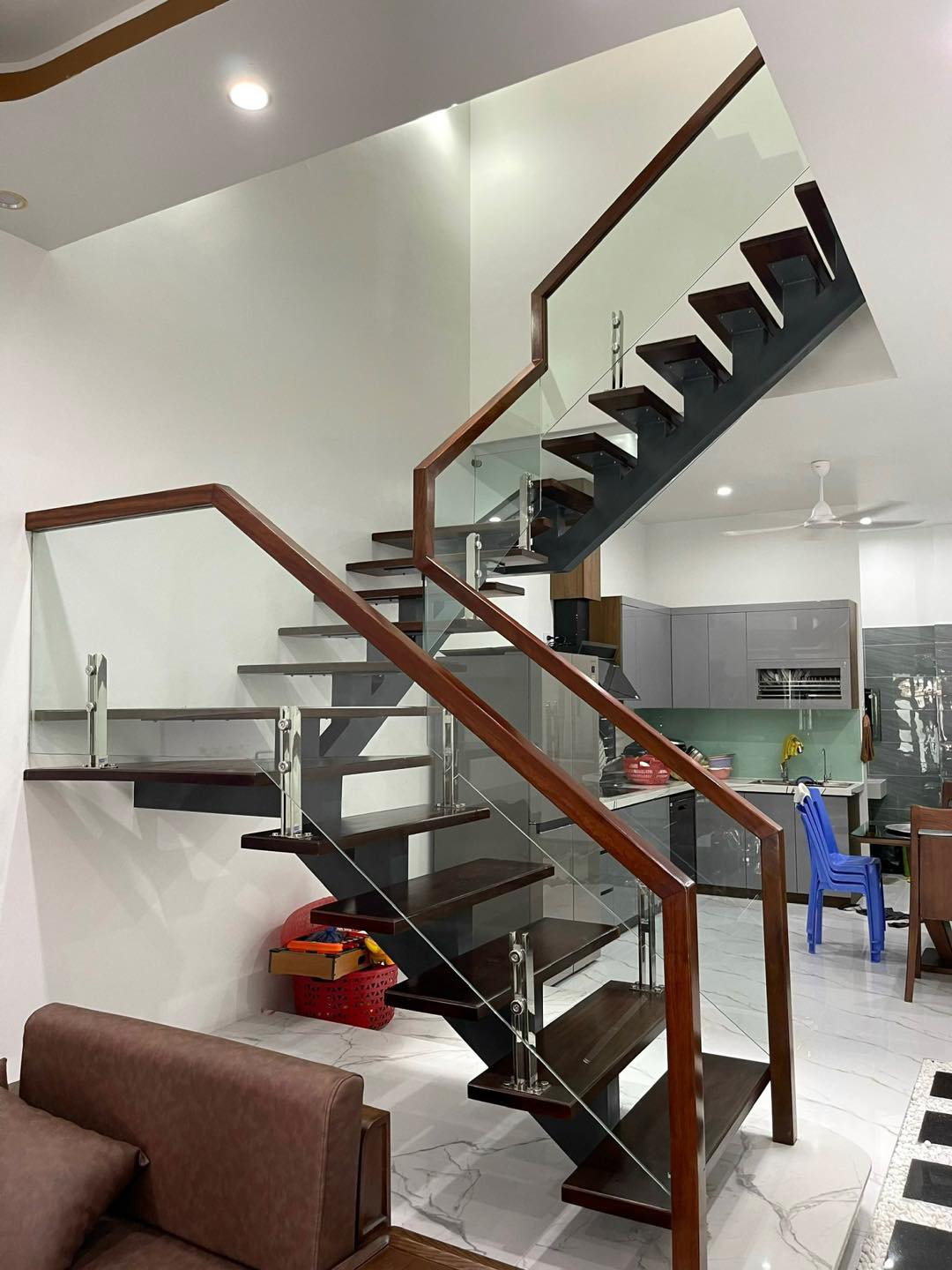 Cầu thang xương cá lan can kính 