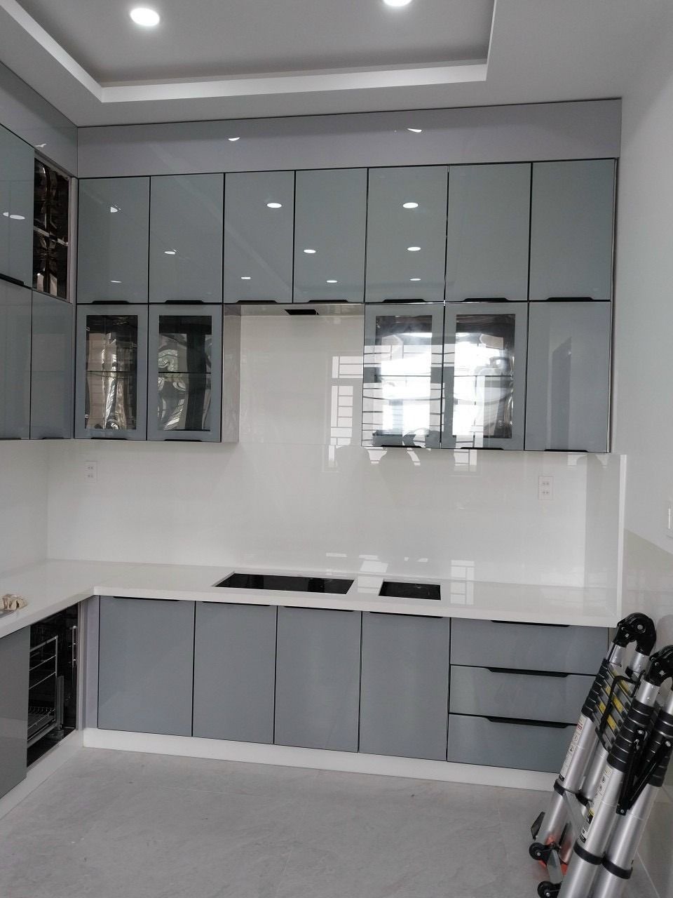 Thi công tủ bếp cánh kính 
