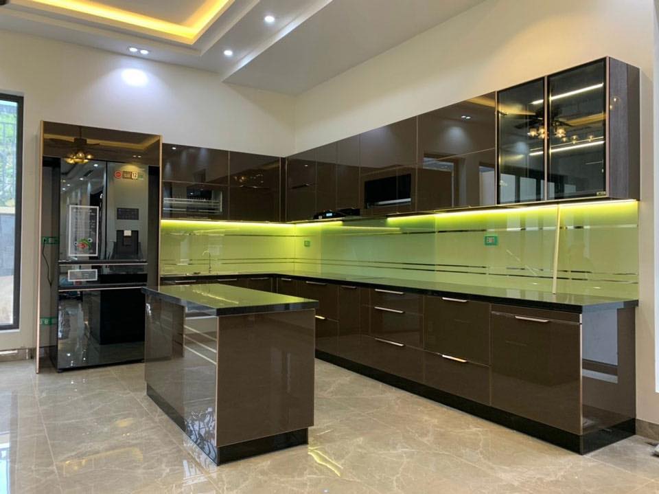 Thi công tủ bếp cánh kính