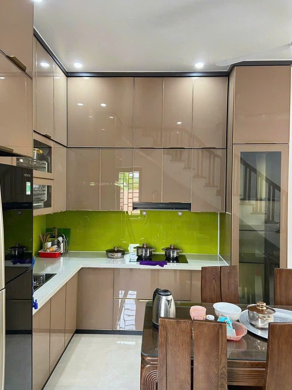 Tủ bếp cánh kính màu vàng chanh
