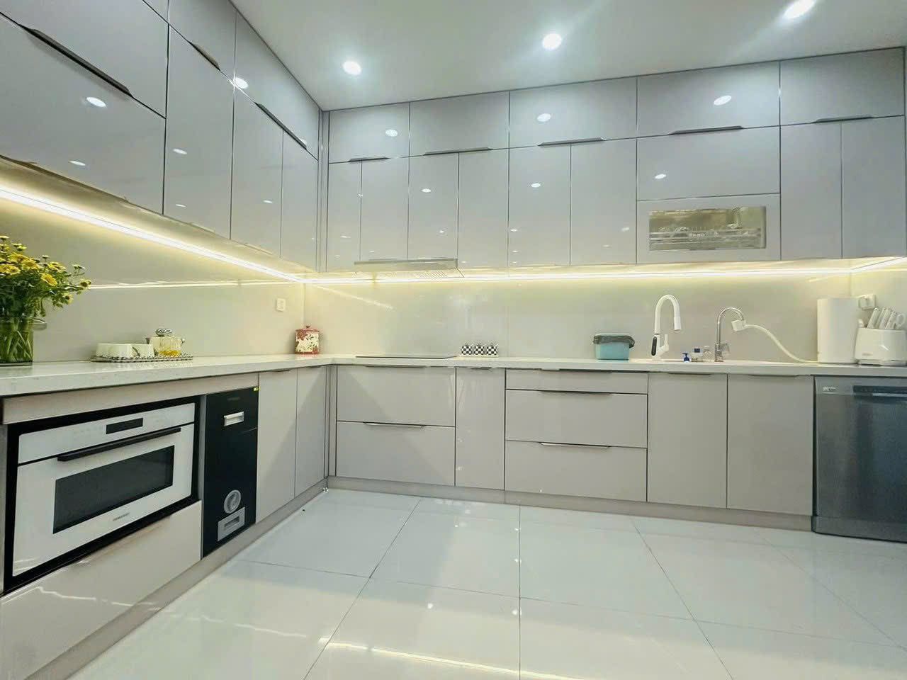 Tủ bếp cánh kính hiện đại 