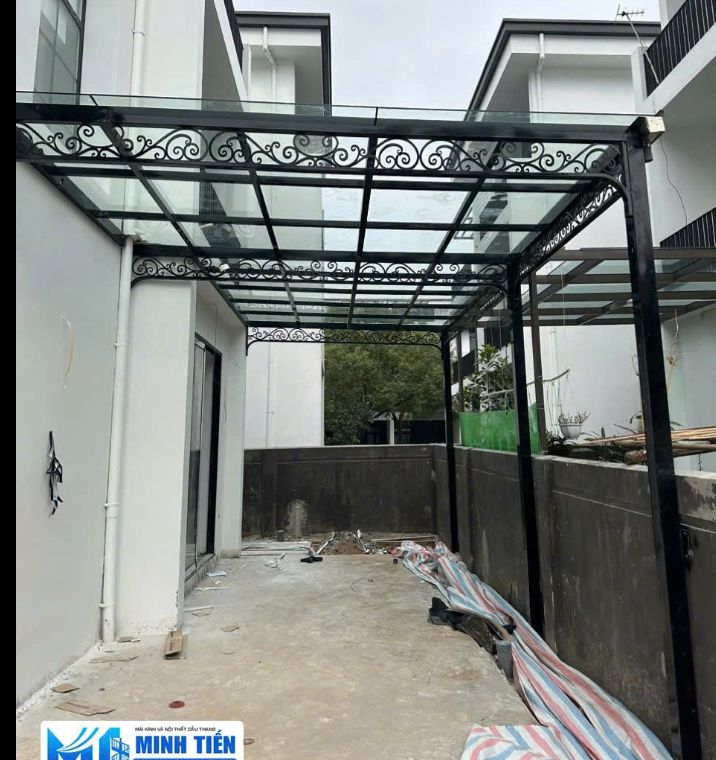 Mái hiên kính có khung sắt nghệ thuật