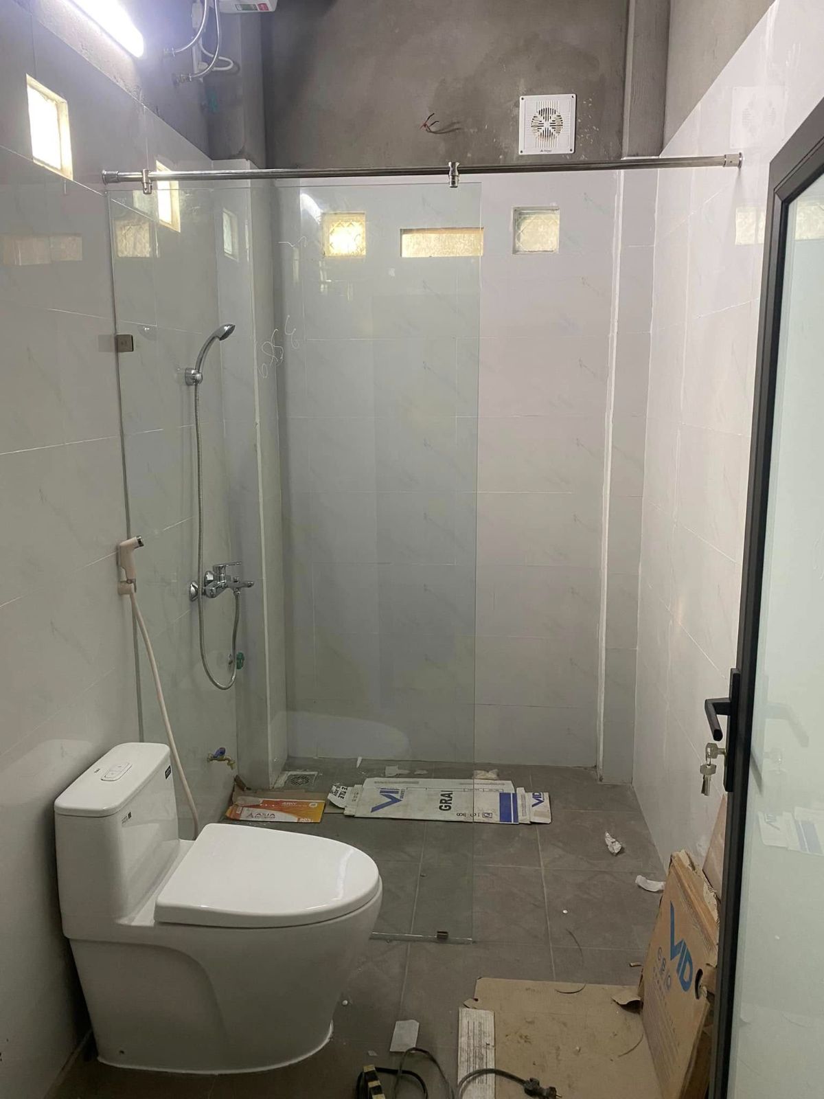 Thi công vách ngăn kính phòng tắm 