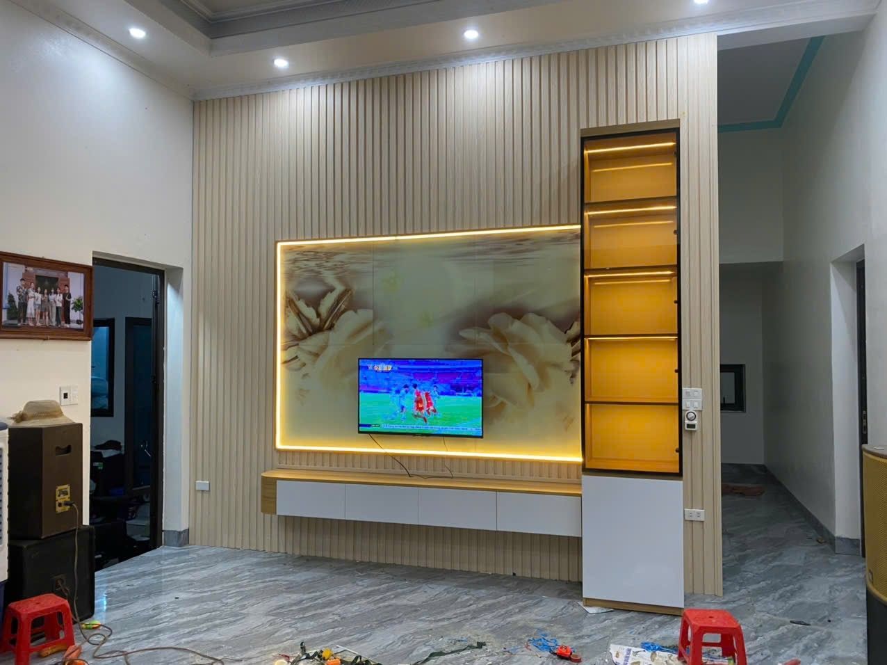 Kệ tivi hiện đại kết hợp lam gỗ trang trí