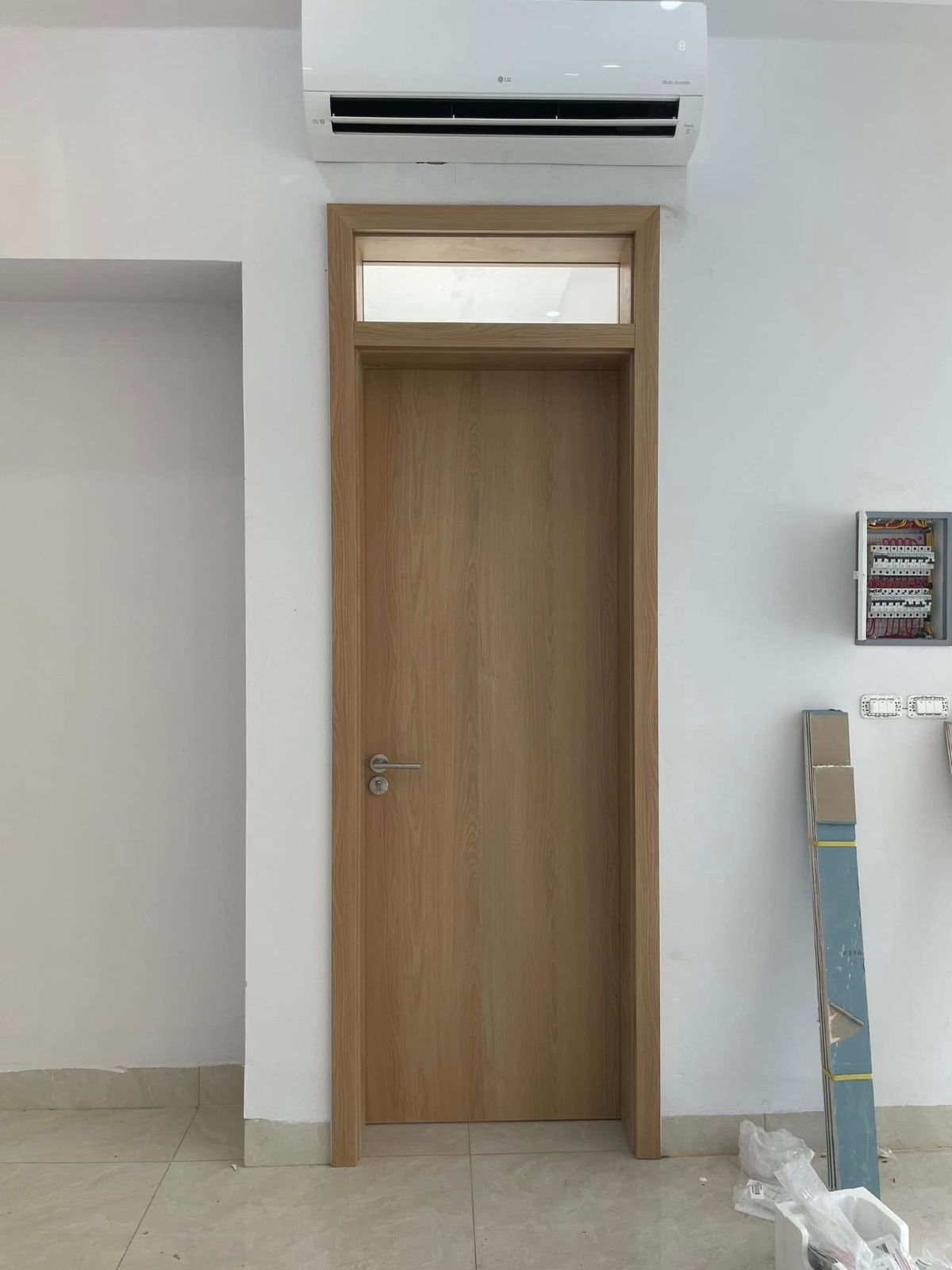 Cửa gỗ composite trơn màu gỗ sáng