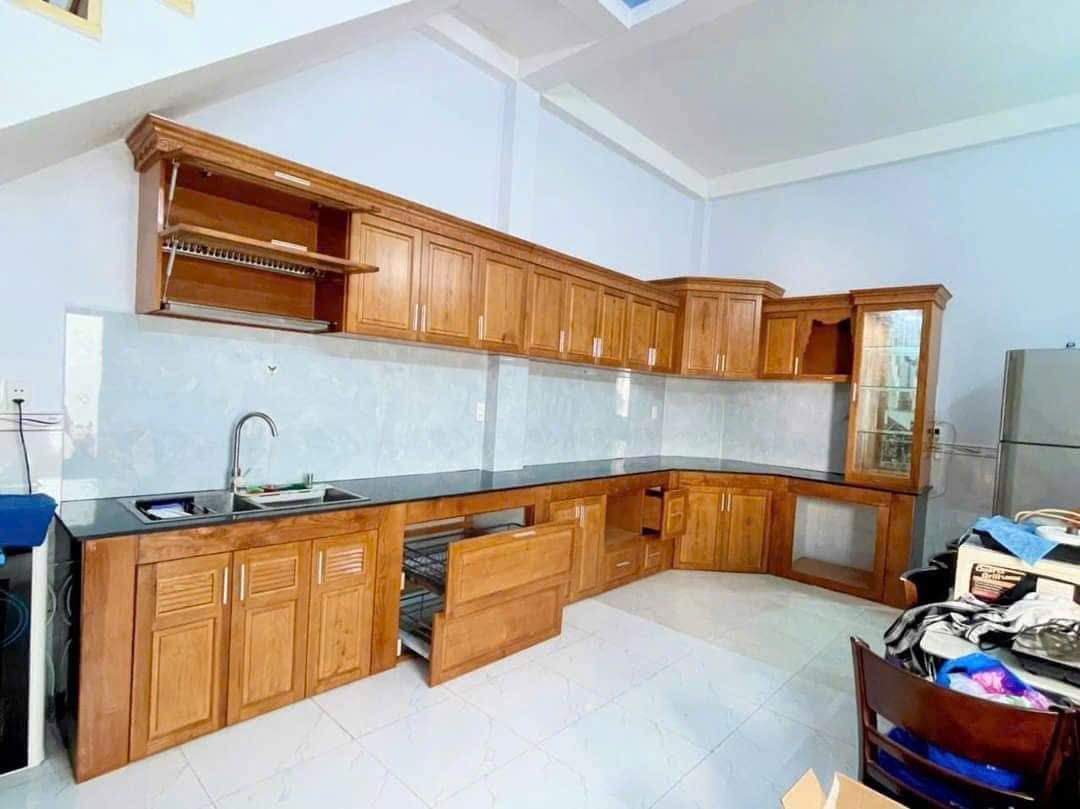 Hoàn thiện tủ bếp chữ L mặt đá 