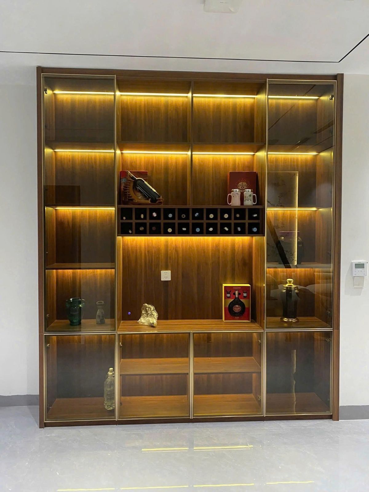 Thi công tủ trang trí cánh kính có đèn led 