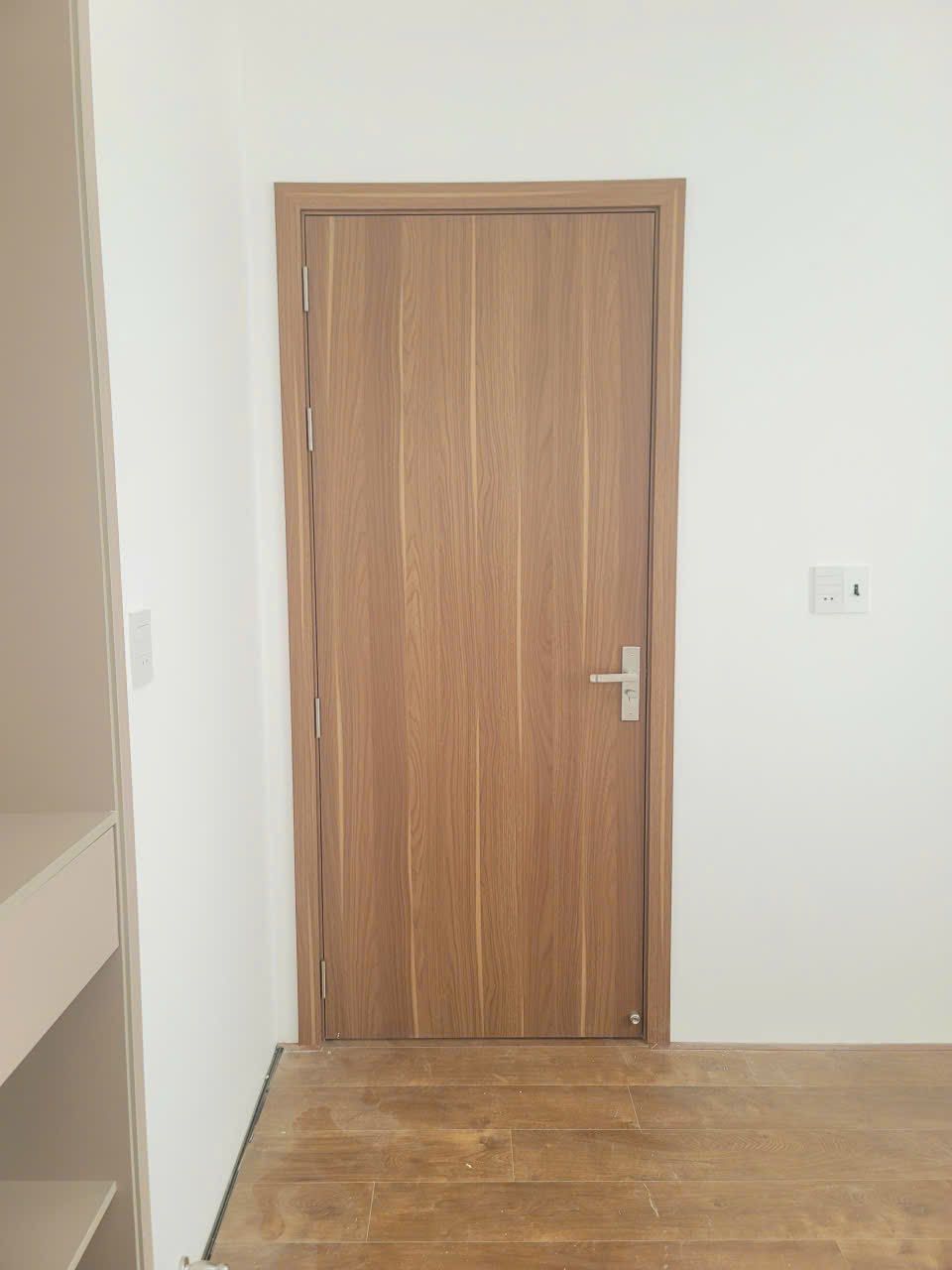 Cửa gỗ màu nâu sáng vân tự nhiên