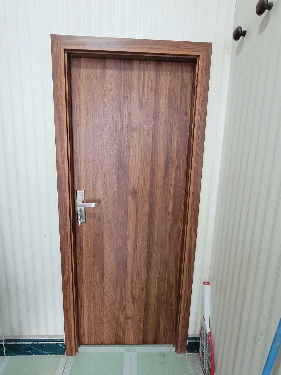 Cửa gỗ nâu trầm