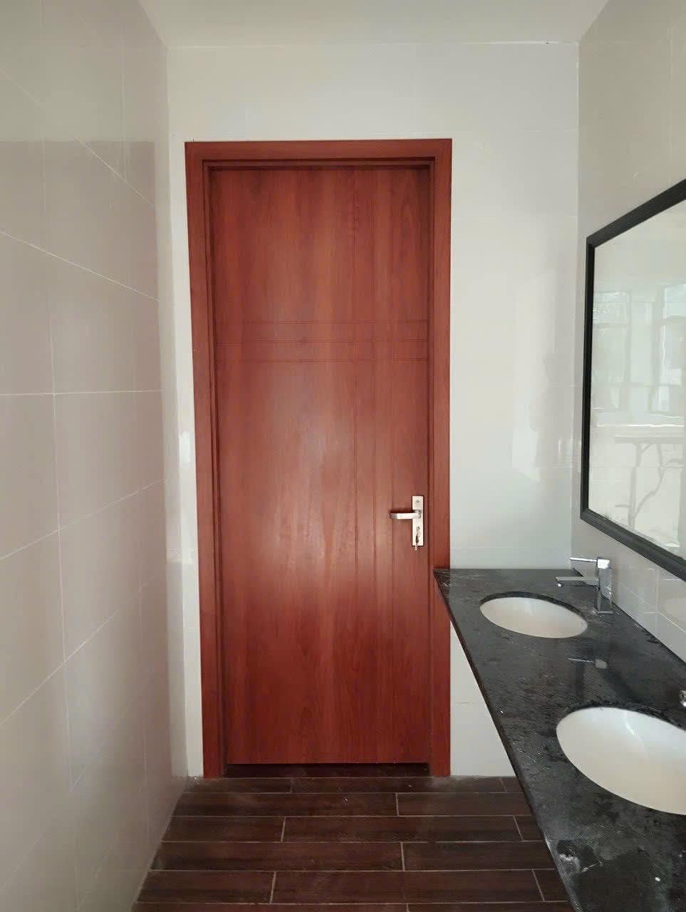 Cửa gỗ màu nâu đỏ