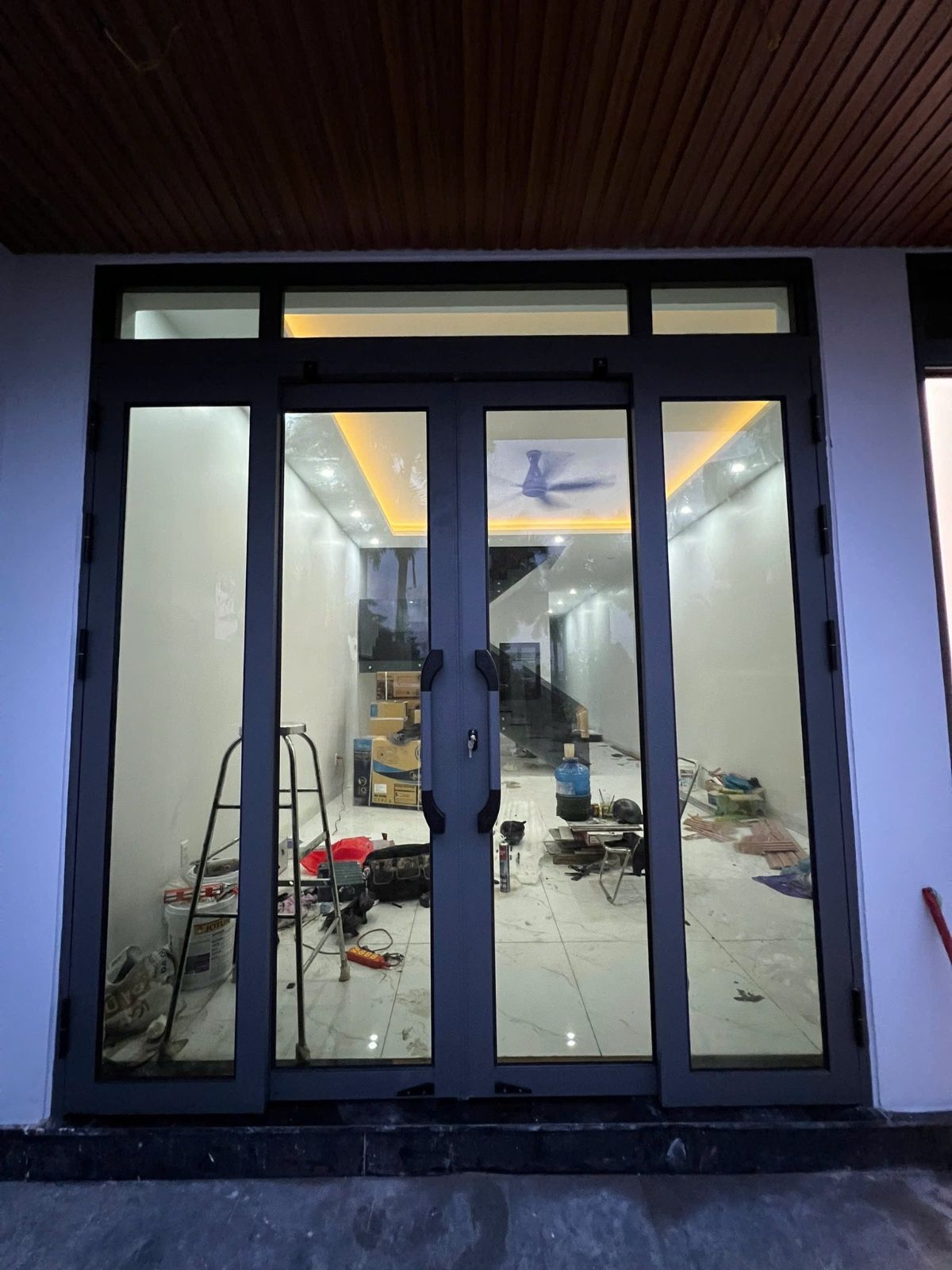 Cửa nhôm kính đen xám 