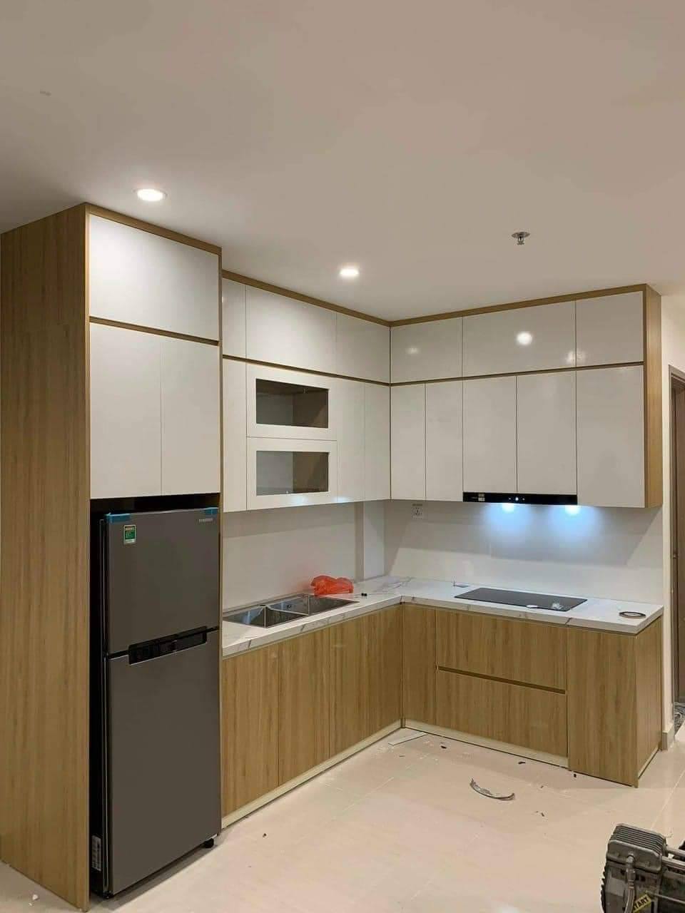Thi côn tủ bếp chữ L hiện đại 