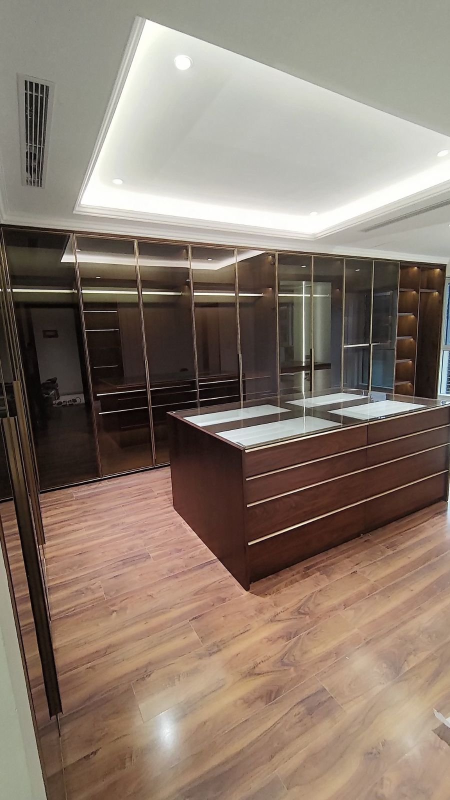 Hoàn thiện nội thất phòng thay đồ cao cấp