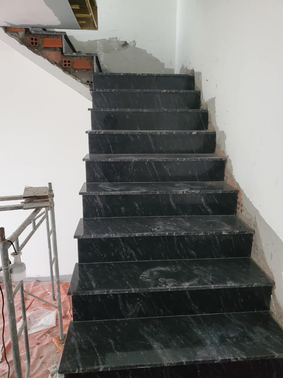 Đá đen rừng ốp cầu thang 