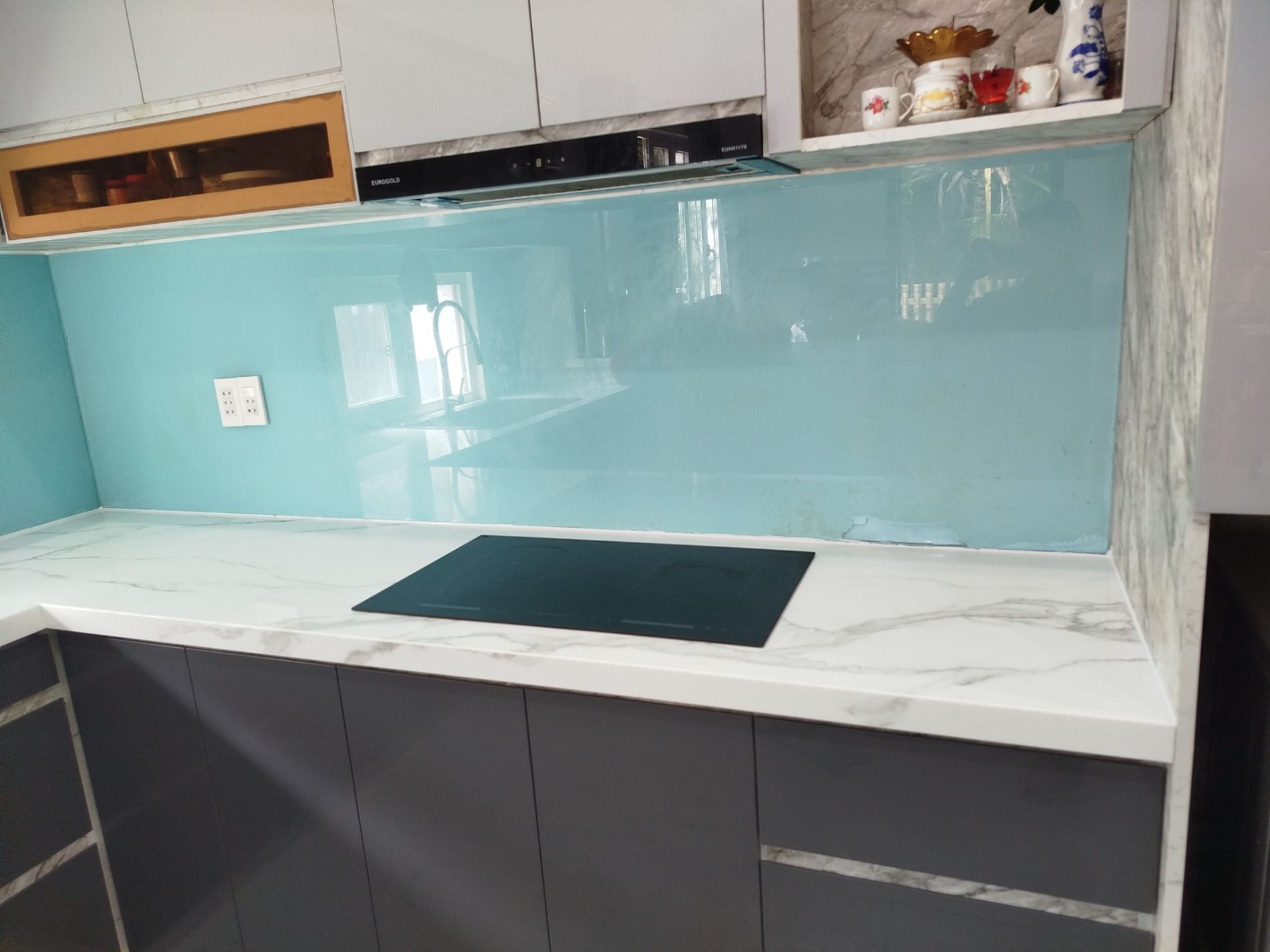 Thi công ốp đá mặt bếp 