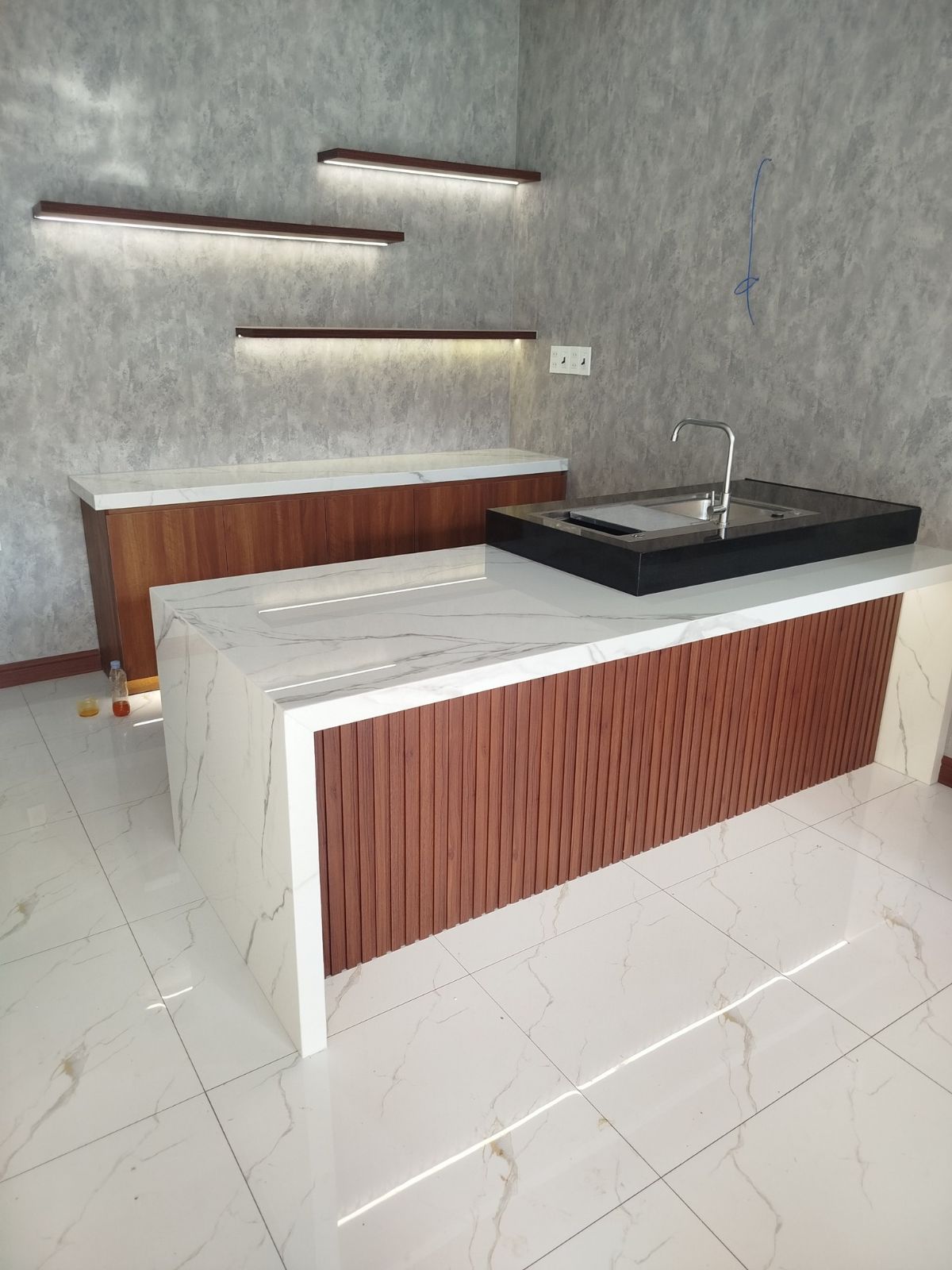 Đá trắng vân mây ốp bàn đảo 