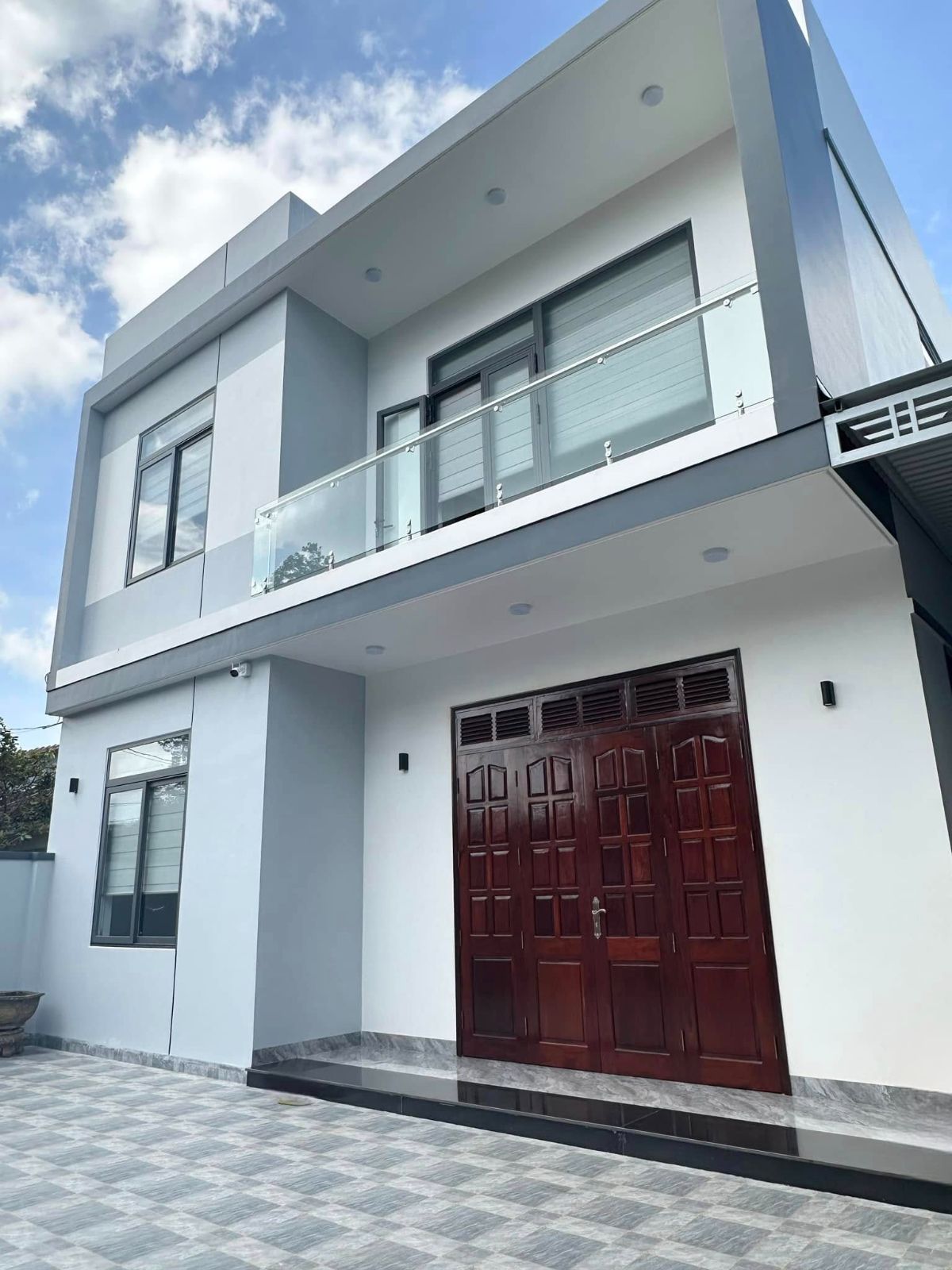 Nhà 2 tầng hiện đại ban công kính