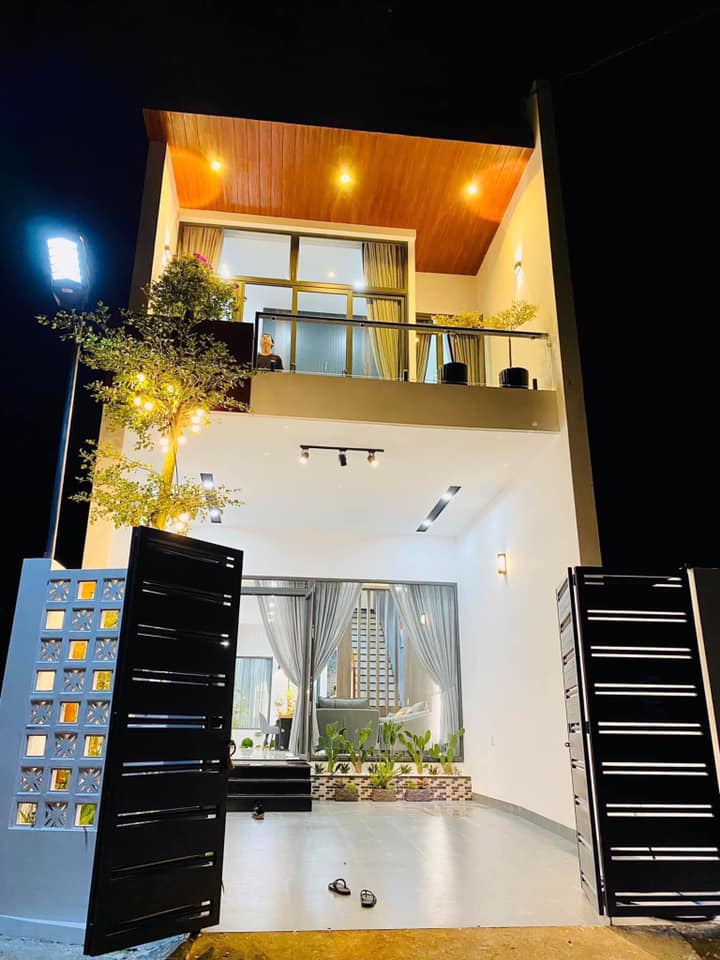 Nhà 2 tầng hiện đại sang trọng 