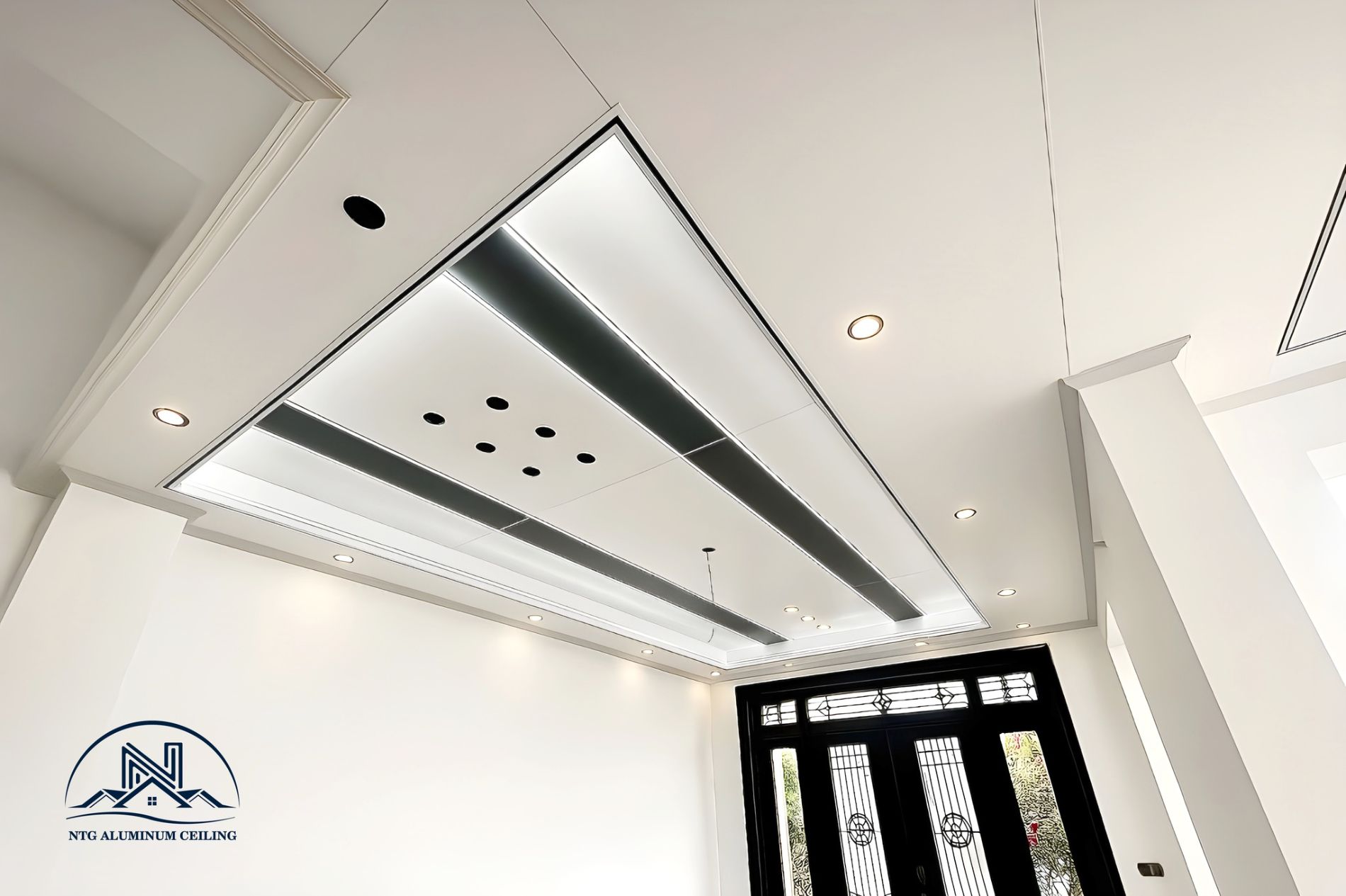 Mẫu trần nhôm hiện đại kết hợp đèn led âm trần