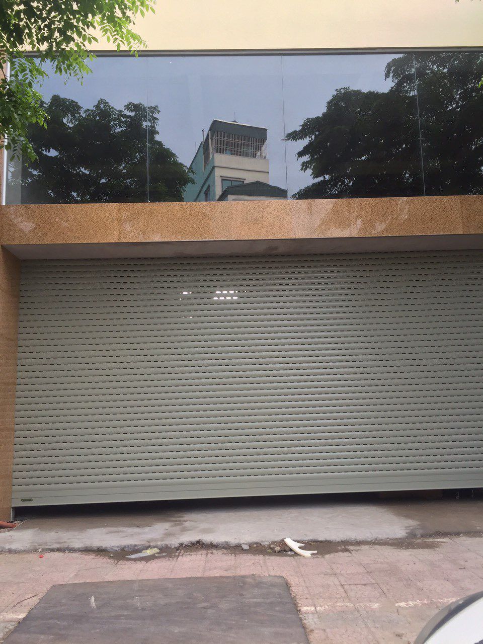 Thi công lắp đặt cửa cuốn 