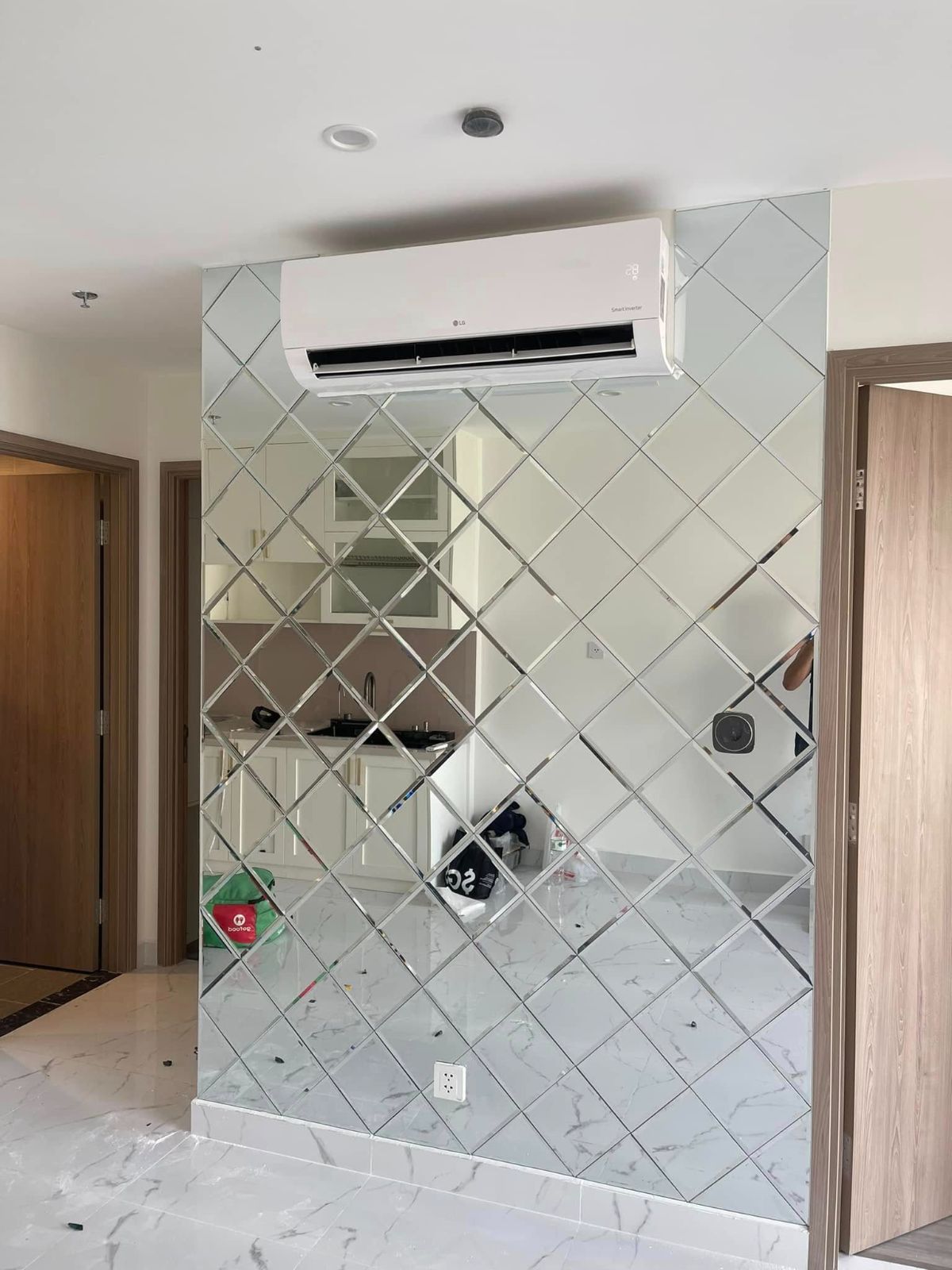 Thi công kính thủy ốp tường