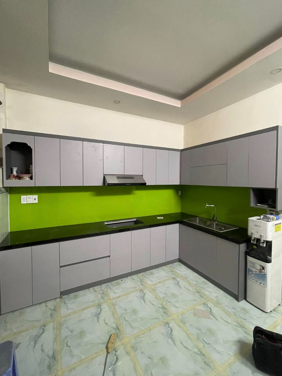 Thi công ốp kính màu cho bếp