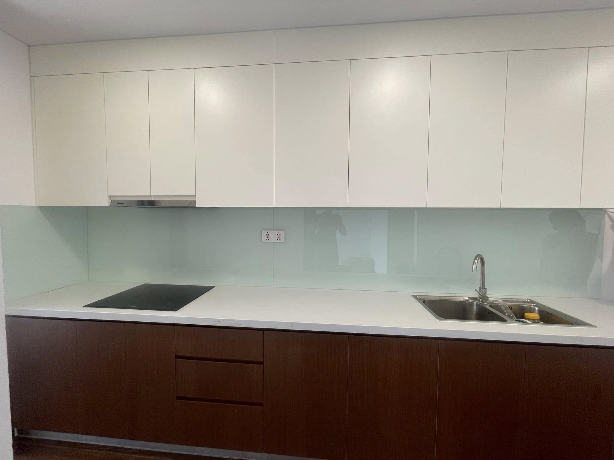 Hoàn thiện kính ốp bếp 