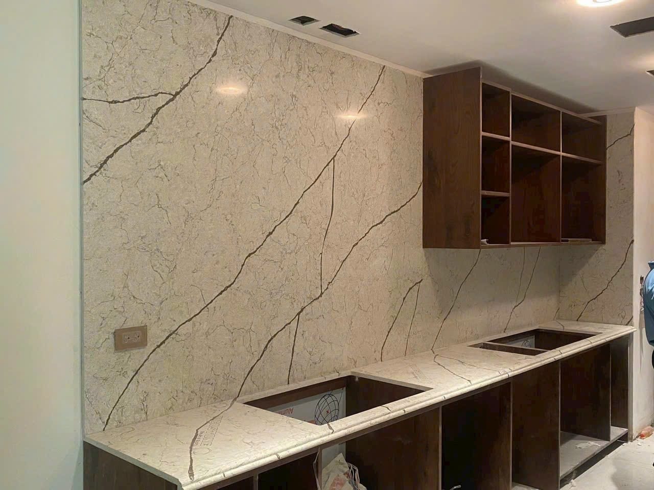 Ốp đá bếp vân mây tự nhiên